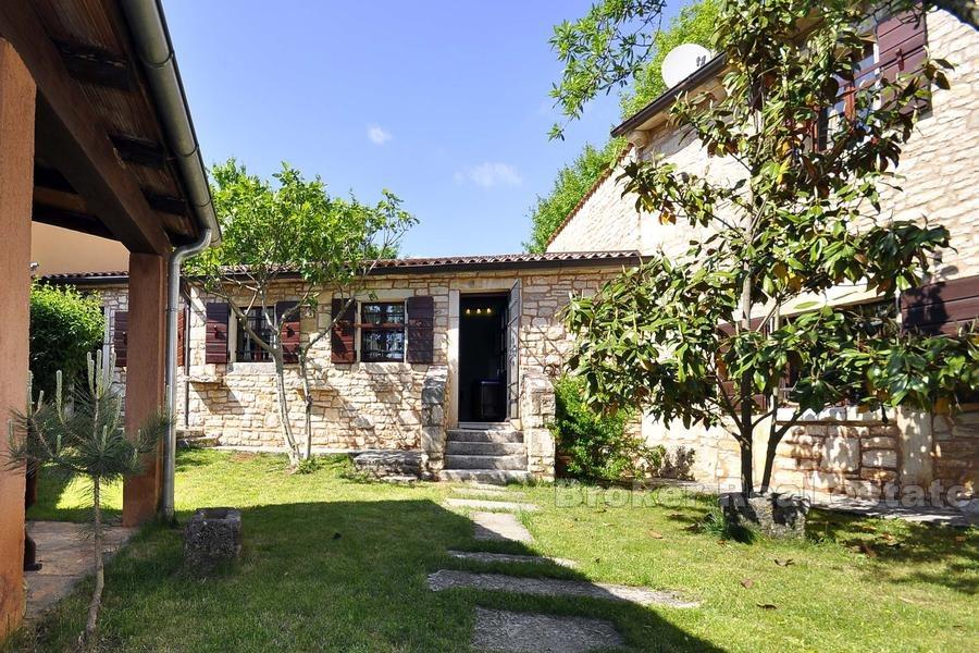 Belle villa ancienne en pierre de 1709, à vendre