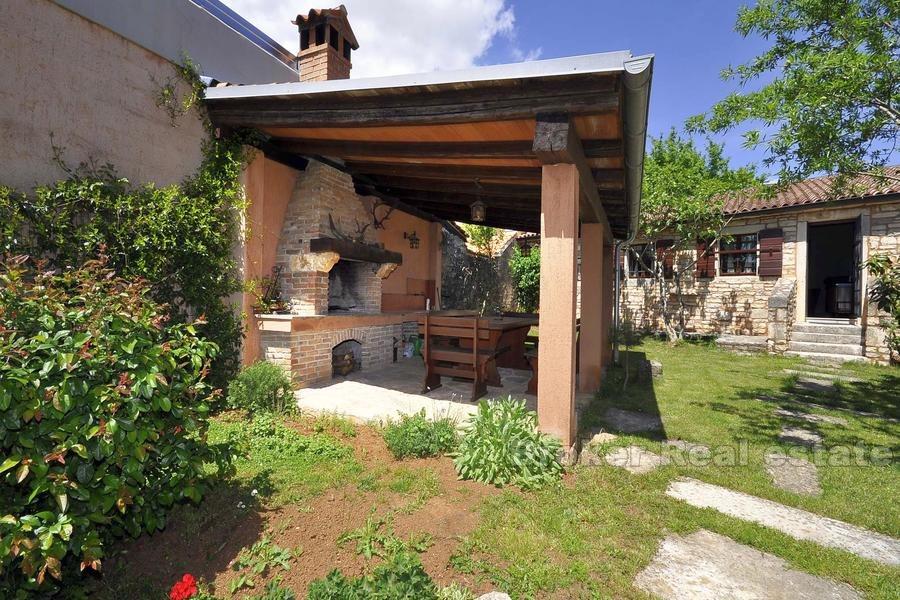 Belle villa ancienne en pierre de 1709, à vendre