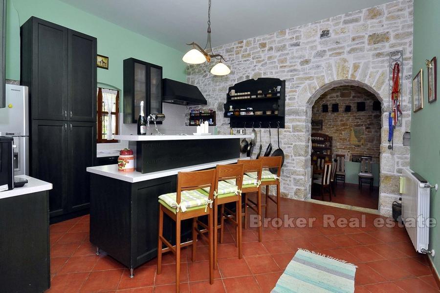 Belle villa ancienne en pierre de 1709, à vendre