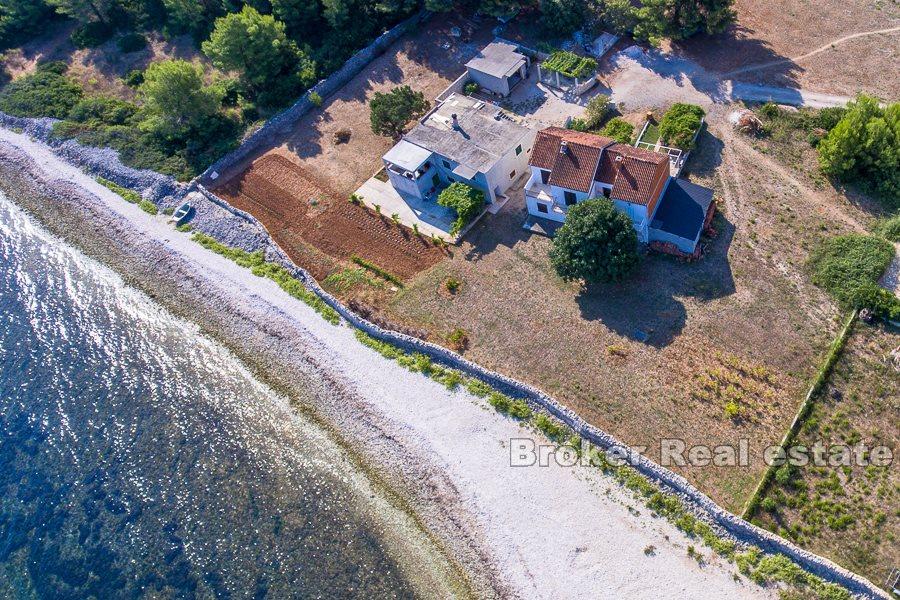 Strandhus med nydelig utsikt, til salgs