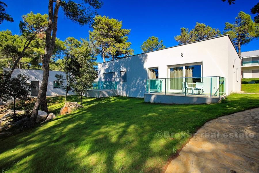 Moderne villa i første rad til sjø, til salgs