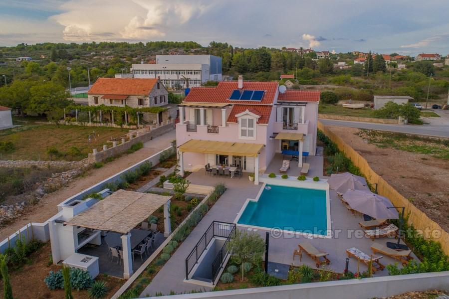 Moderna vila s bazenom, na prodaju