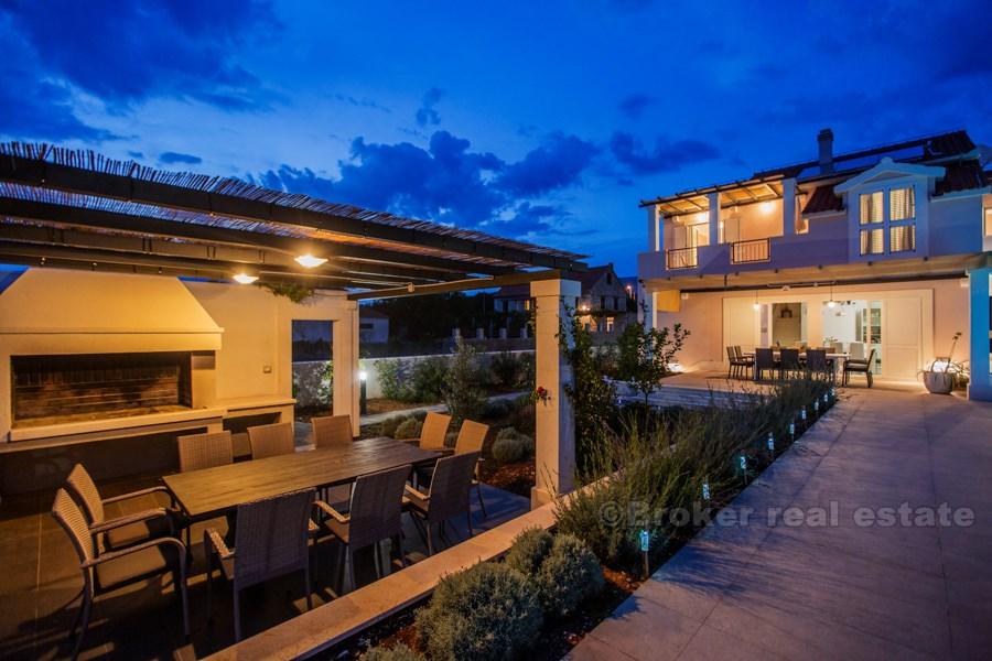 Moderna vila s bazenom, na prodaju