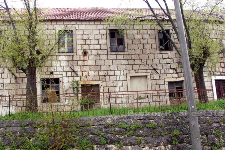 Vakkert steinhus ved elven, til salgs