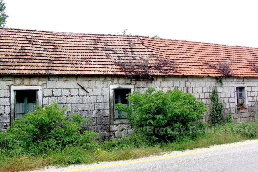 Vakkert steinhus ved elven, til salgs