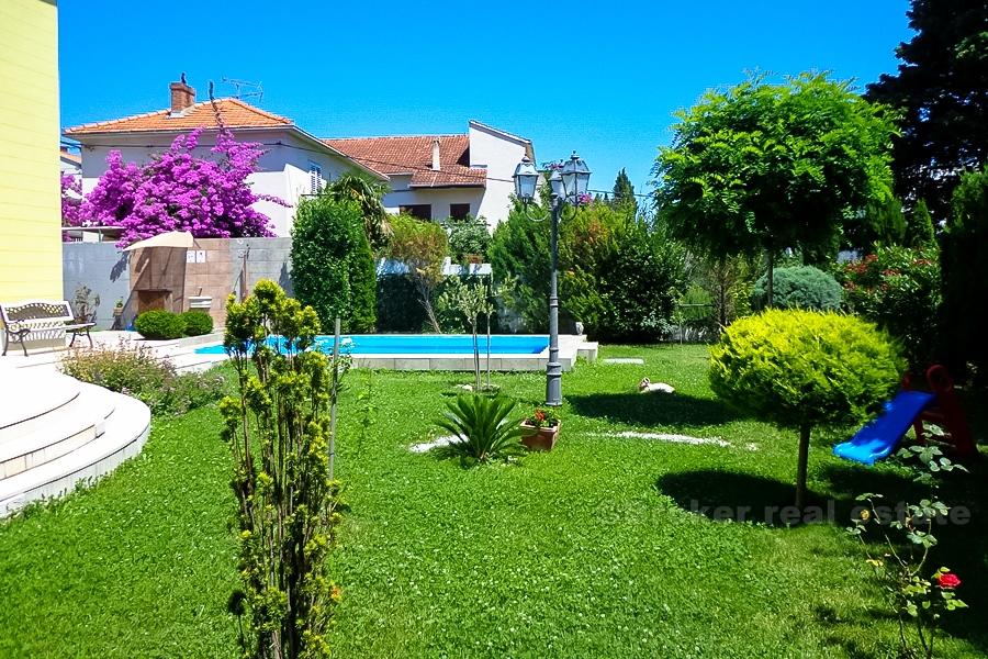 Atraktivní vila s bazénem, k prodeji