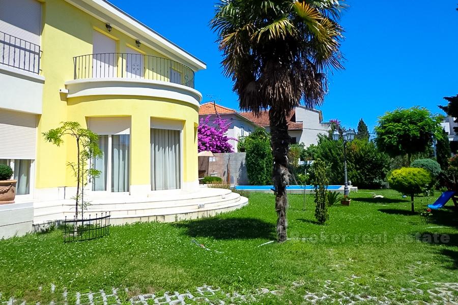 Atraktivní vila s bazénem, k prodeji