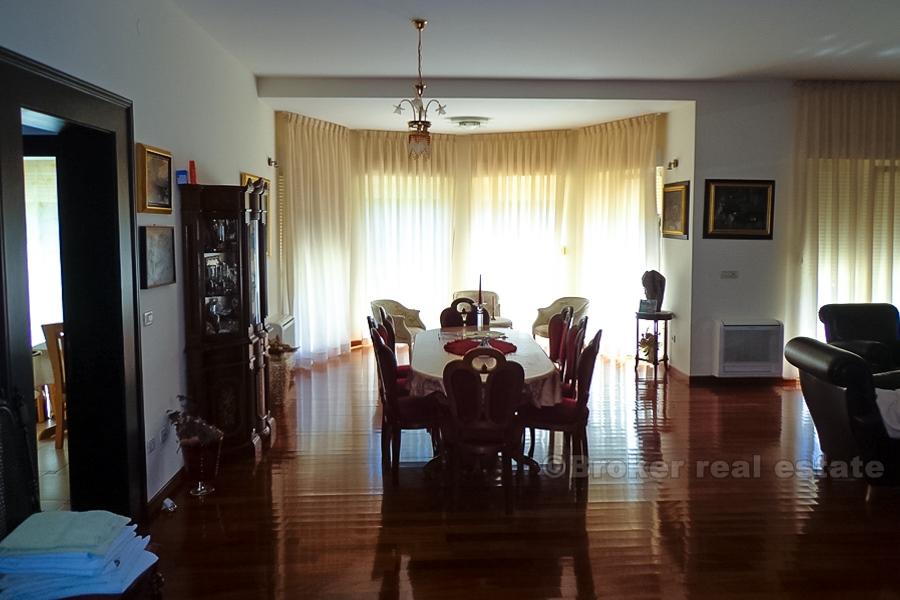 Atraktivní vila s bazénem, k prodeji