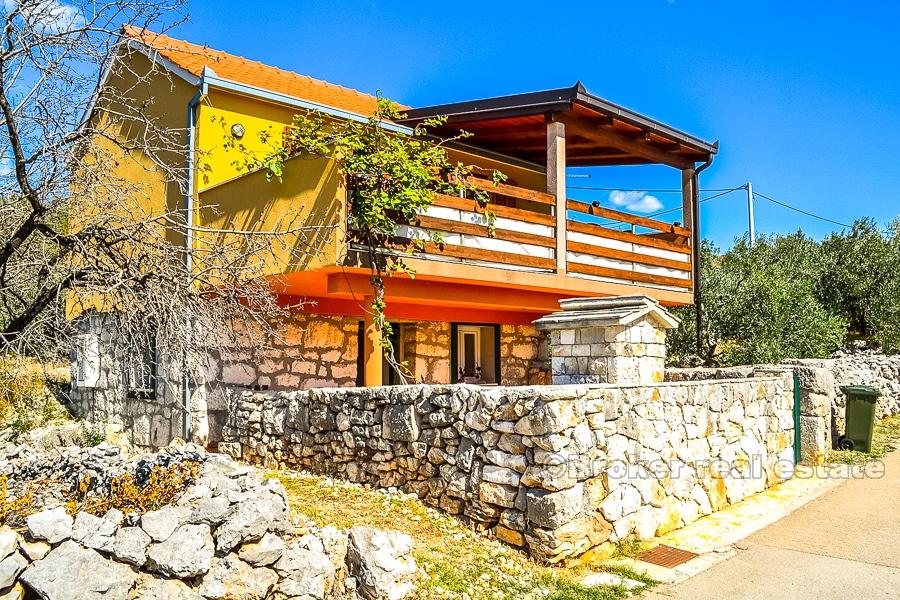 Maison confortable de deux étages, à vendre