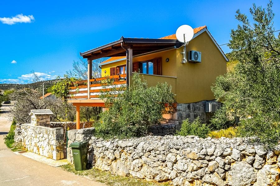 Maison confortable de deux étages, à vendre