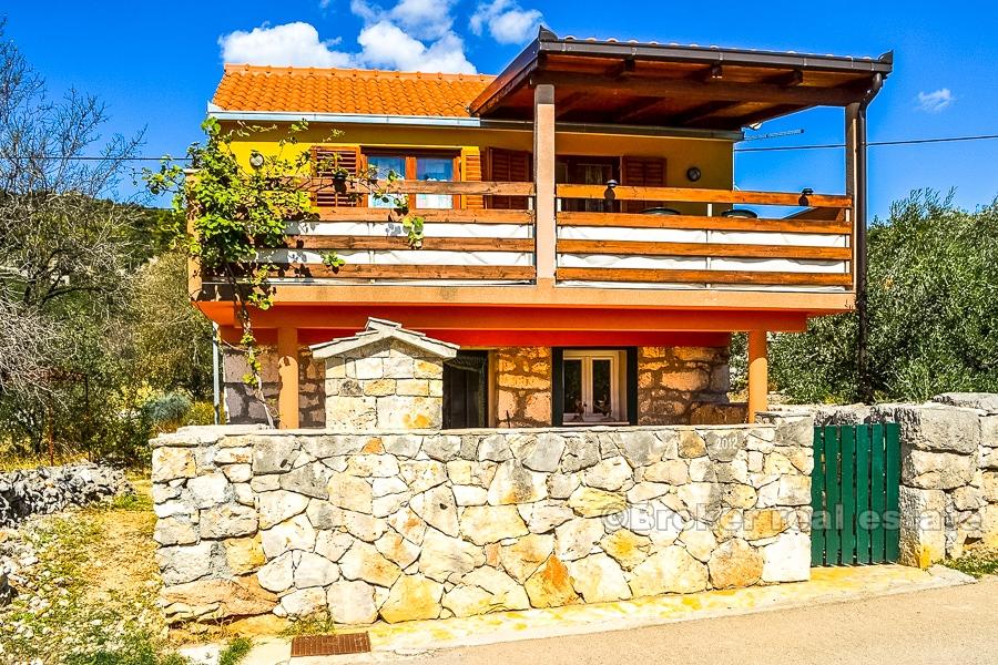 Maison confortable de deux étages, à vendre