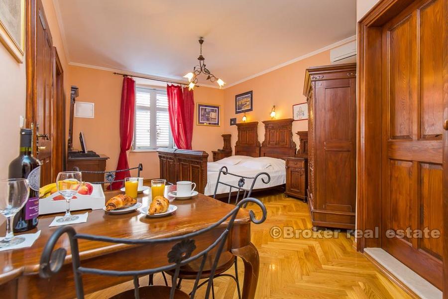 Renovert steinhus i sentrum av byen, til salgs