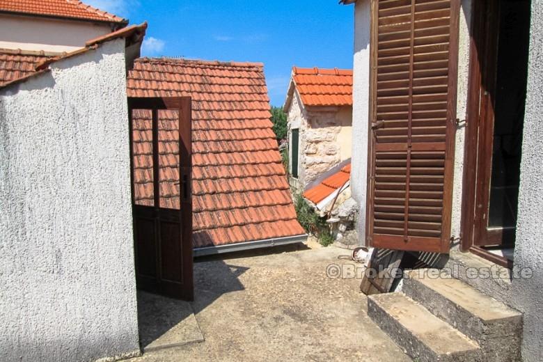 Steinhaus mit Meerblick