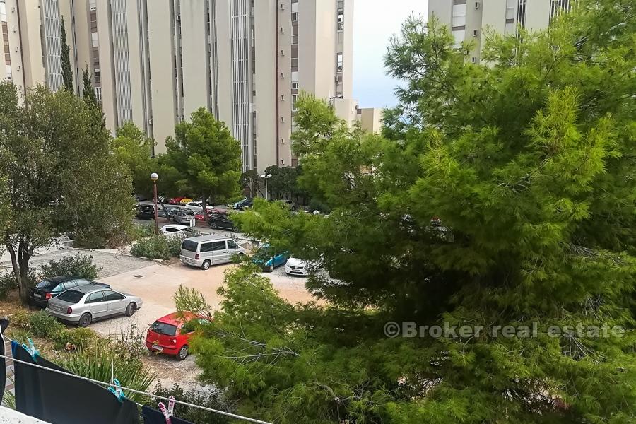 Appartamento con tre camere da letto al secondo piano di un edificio residenziale, in vendita