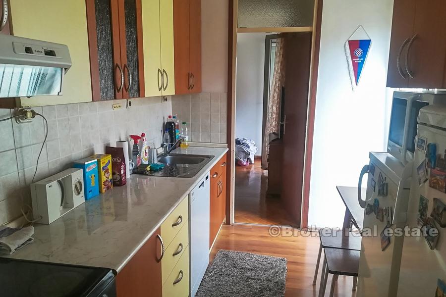 Appartamento con tre camere da letto al secondo piano di un edificio residenziale, in vendita