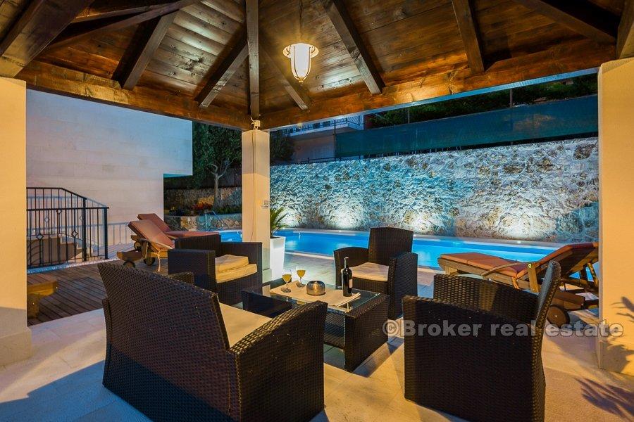 Renovert villa med svømmebasseng, til salgs