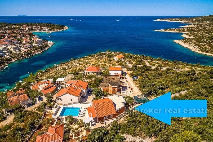 Due case con piscina e vista mare, in vendita