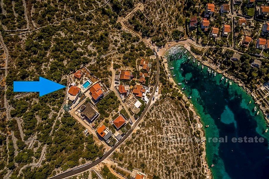 Due case con piscina e vista mare, in vendita