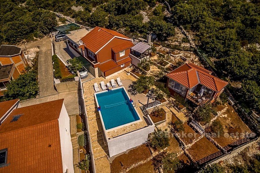 Due case con piscina e vista mare, in vendita