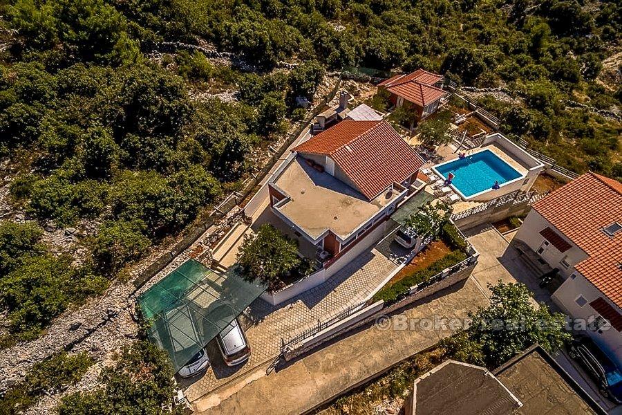 Due case con piscina e vista mare, in vendita