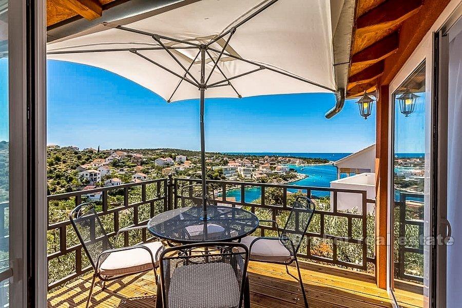 Due case con piscina e vista mare, in vendita
