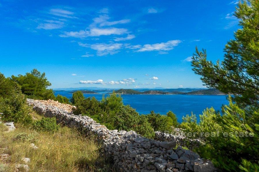 Terreno edificabile con vista mare, in vendita