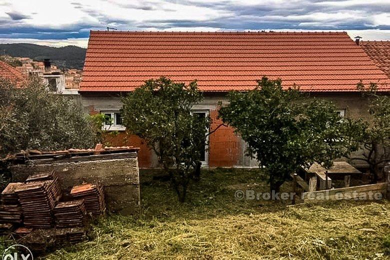 Старый каменный дом на ремонт