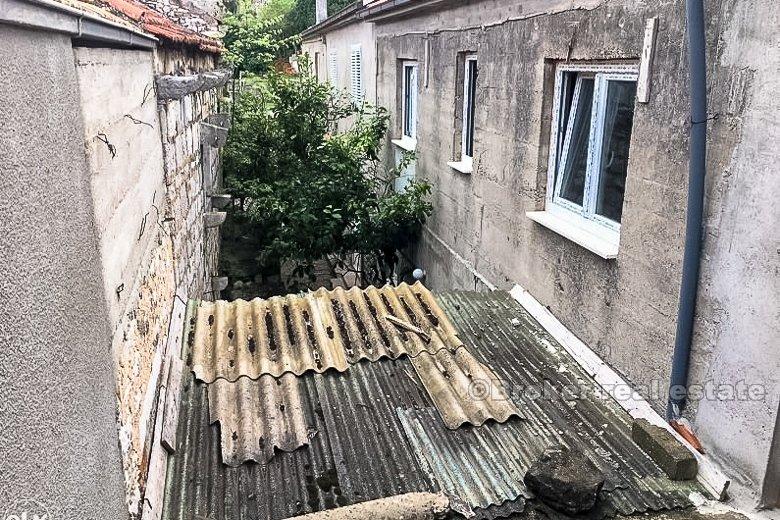 Старый каменный дом на ремонт