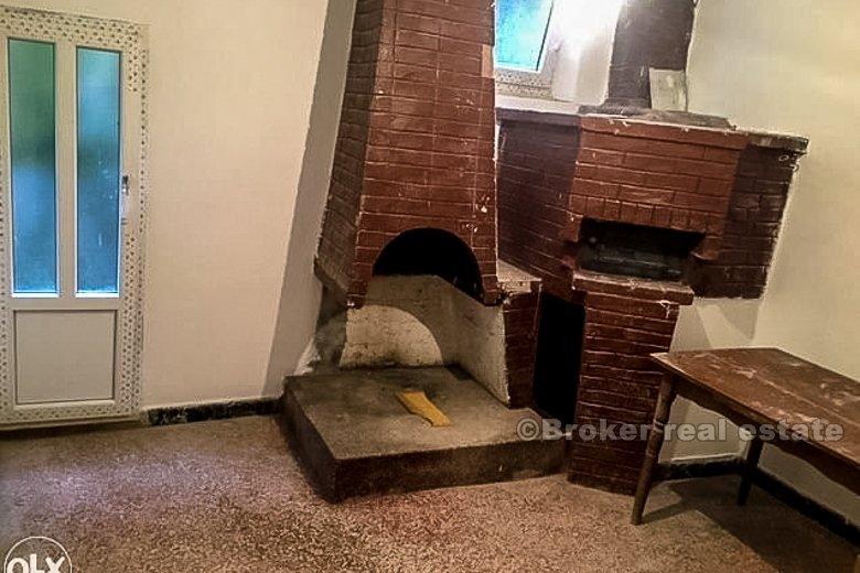 Старый каменный дом на ремонт