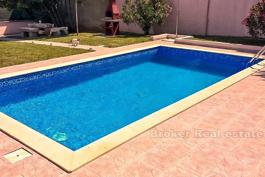 Charmigt renoverat hus med pool