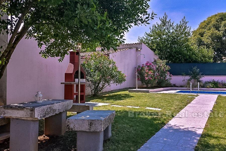 Charmigt renoverat hus med pool