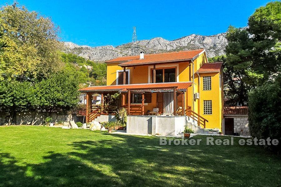 Casa con un bellissimo giardino paesaggistico