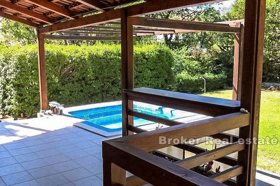 Casa con un bellissimo giardino paesaggistico