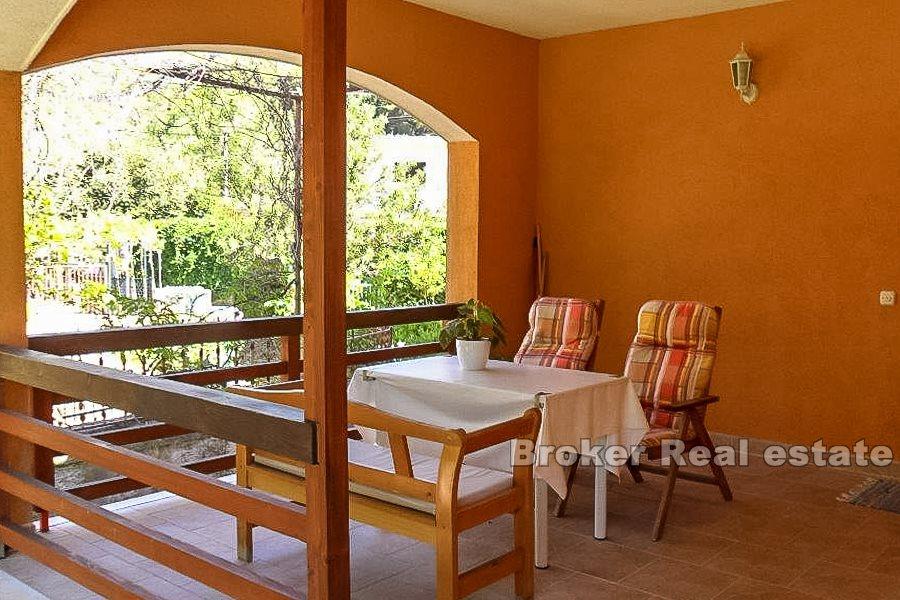 Casa con un bellissimo giardino paesaggistico