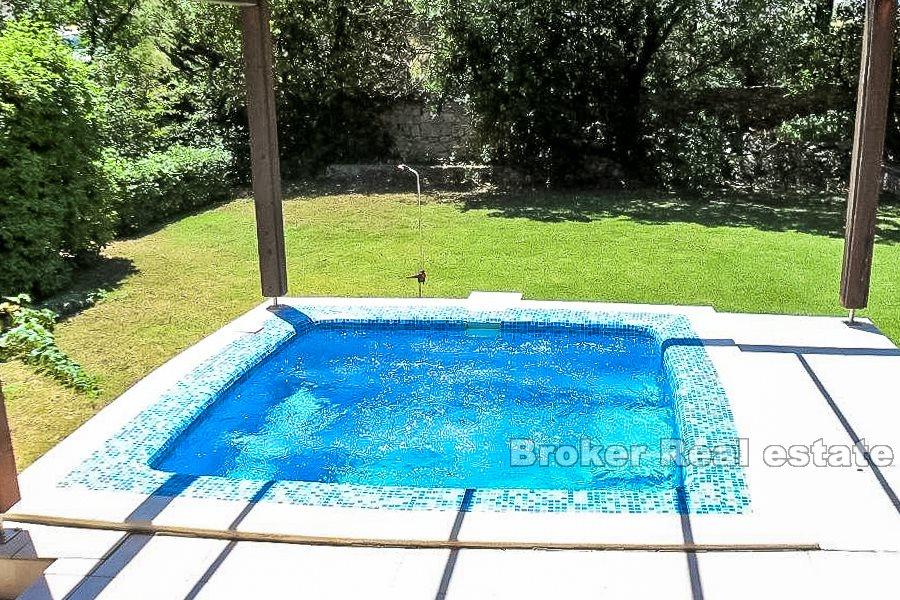 Casa con un bellissimo giardino paesaggistico