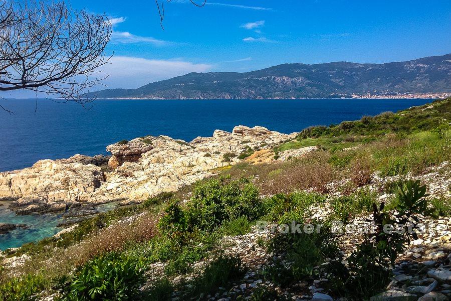 Terrain agricole, première rangée de la mer