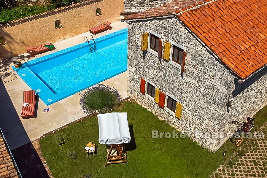 Steinhaus mit Pool