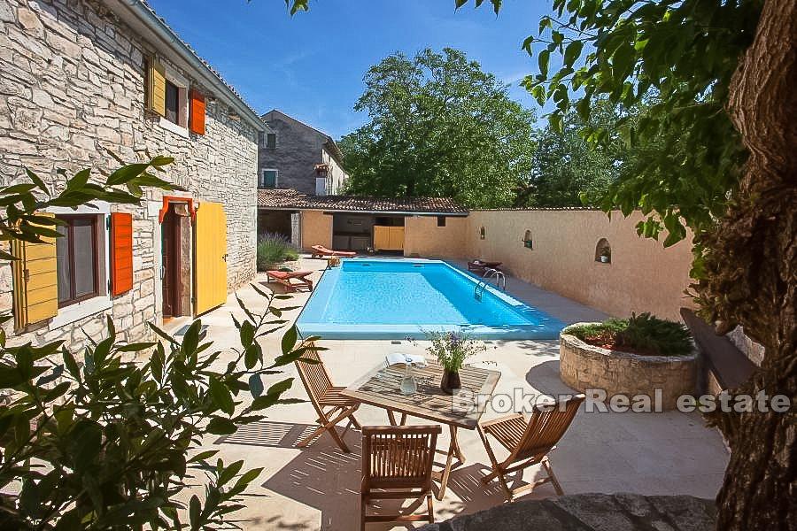 Steinhaus mit Pool