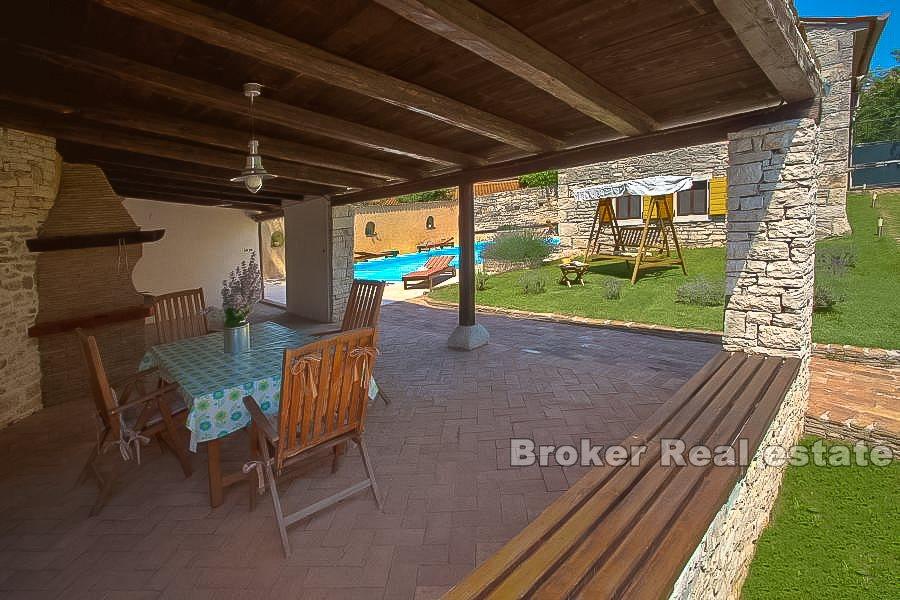 Steinhaus mit Pool