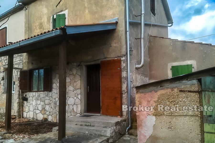 Casa semindipendente su tre piani e terreno