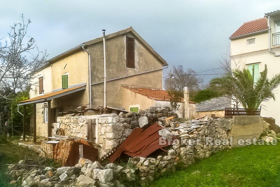 Casa semindipendente su tre piani e terreno