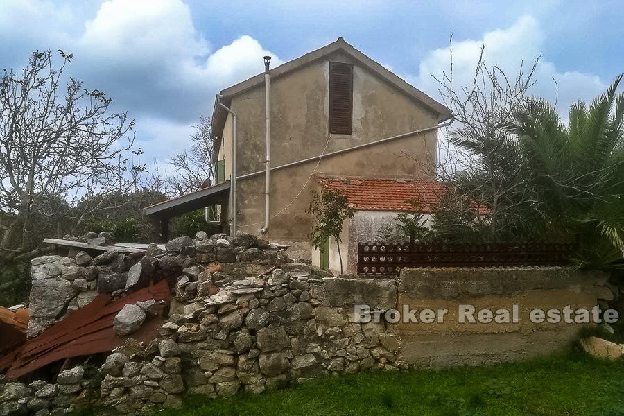 Casa semindipendente su tre piani e terreno