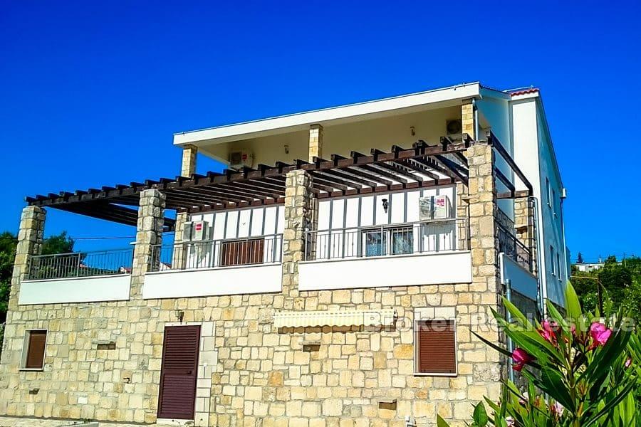Immeuble avec piscine