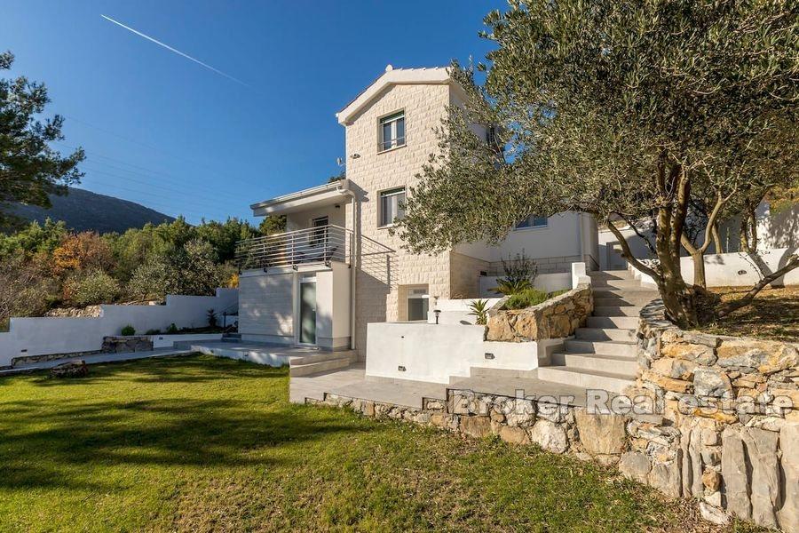 Moderne Villa mit Pool