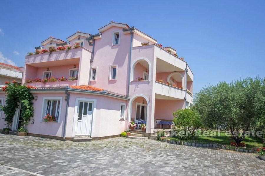 Casa con giardino e vista mare