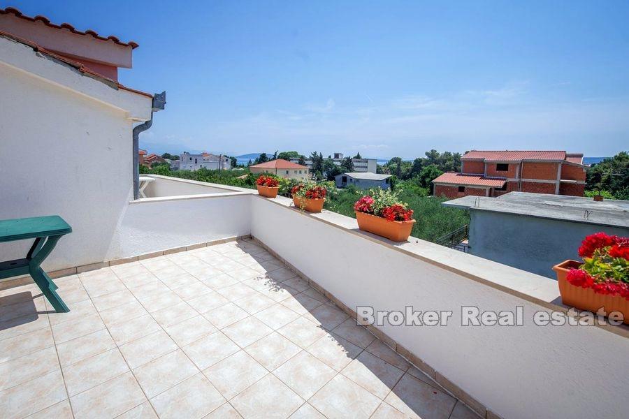 Casa con giardino e vista mare