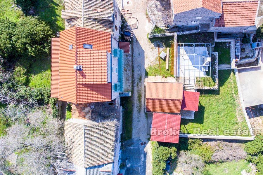 Steinhaus mit Meerblick