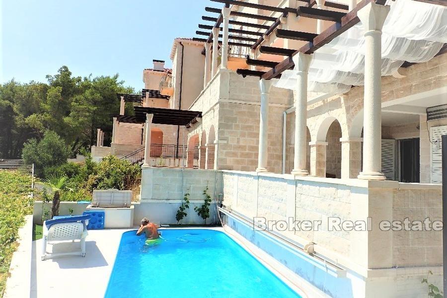 Appartamento con vista mare e piscina
