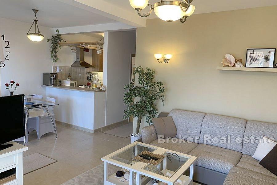 Appartamento con vista mare e piscina