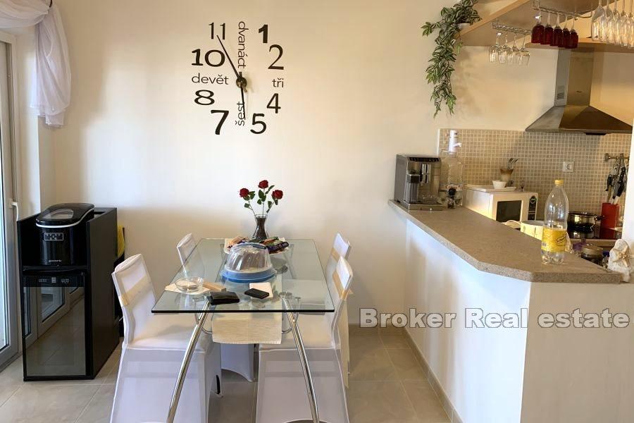 Appartamento con vista mare e piscina